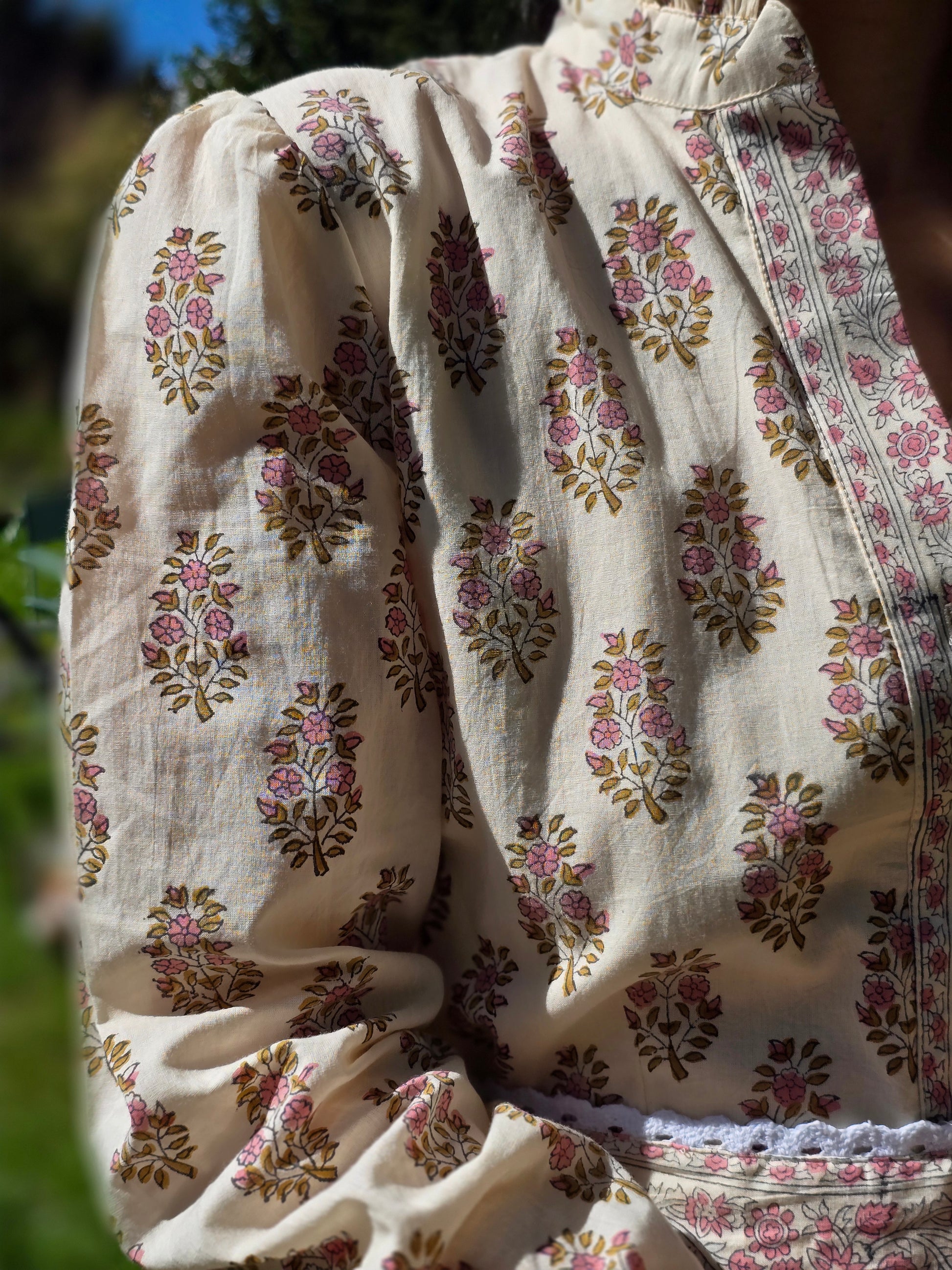 Detailansicht des Isabel Handblock Print Baumwoll Maxikleid mit floralen Mustern und weichem Stoff.