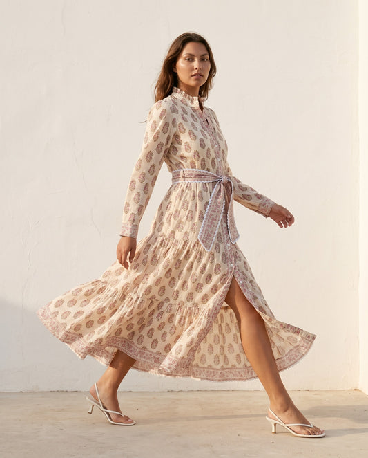 Isabel Handblock Print Baumwoll Maxikleid, handgefertigt im Slow Fashion Stil, Modelle in fließender Silhouette und bodenlanger Passform.
