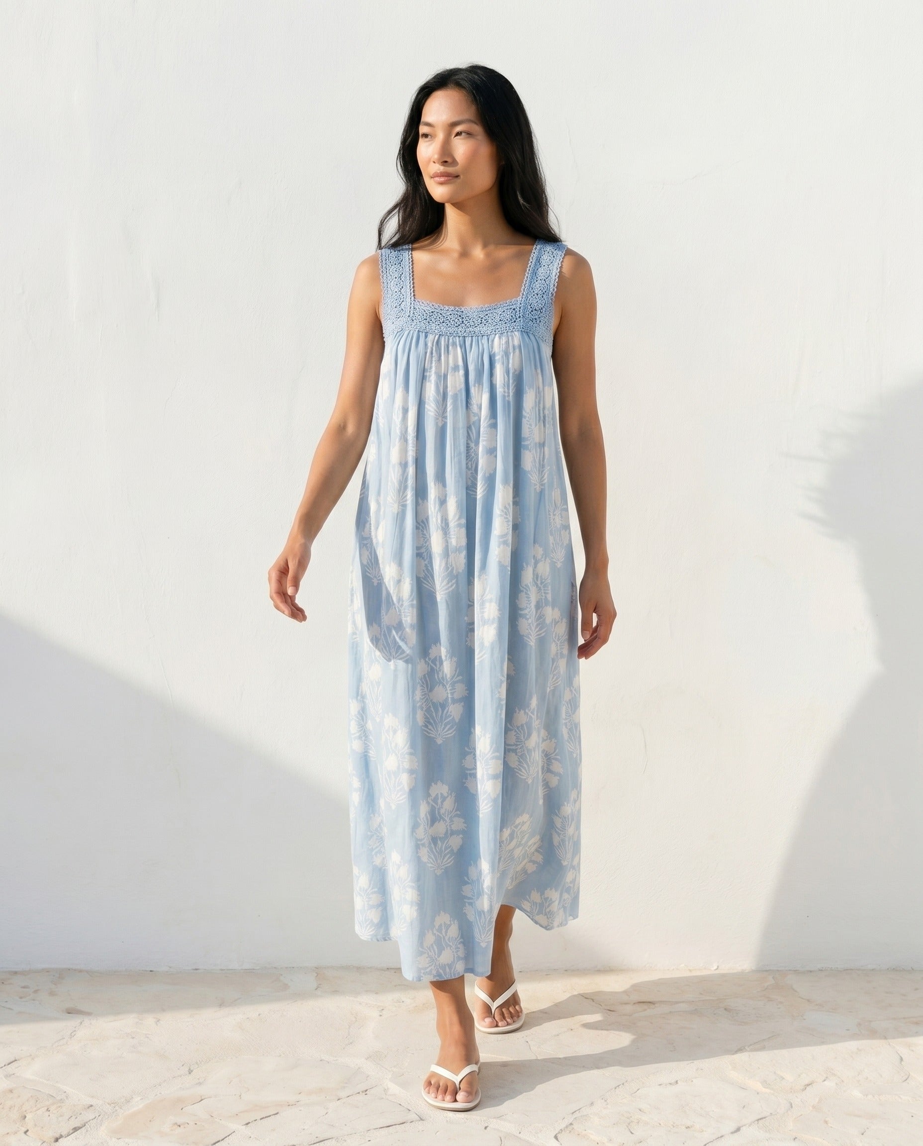 Isla Baumwoll-Maxikleid in Hellblau – Ärmelloses Sommerkleid mit Spitzendetails
