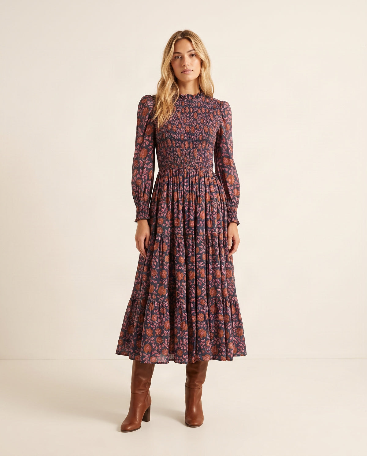 Grünes und rosafarbenes Bella Baumwollkleid mit floralem Blockdruck, gesmoktem Oberteil und leicht gepufften Ärmeln.