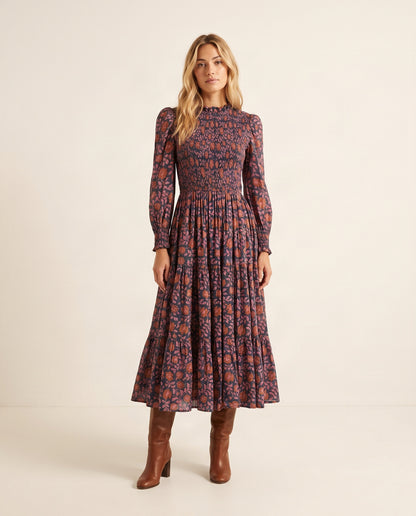 Grünes und rosafarbenes Bella Baumwollkleid mit floralem Blockdruck, gesmoktem Oberteil und leicht gepufften Ärmeln.