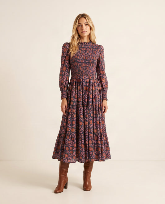 Grünes und rosafarbenes Bella Baumwollkleid mit floralem Blockdruck, gesmoktem Oberteil und leicht gepufften Ärmeln.