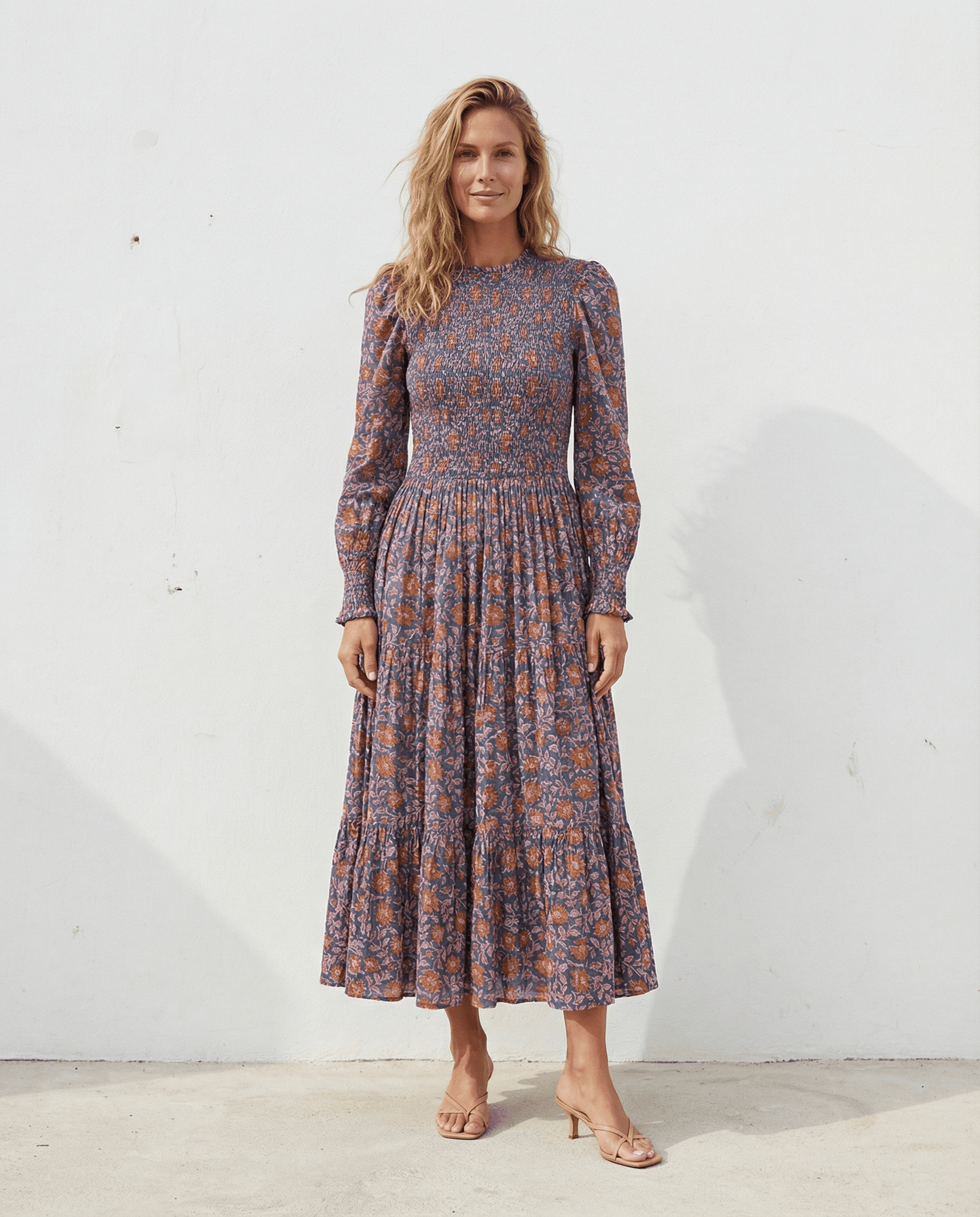 Bella Langes, gestuftes Baumwollkleid mit Blockprint