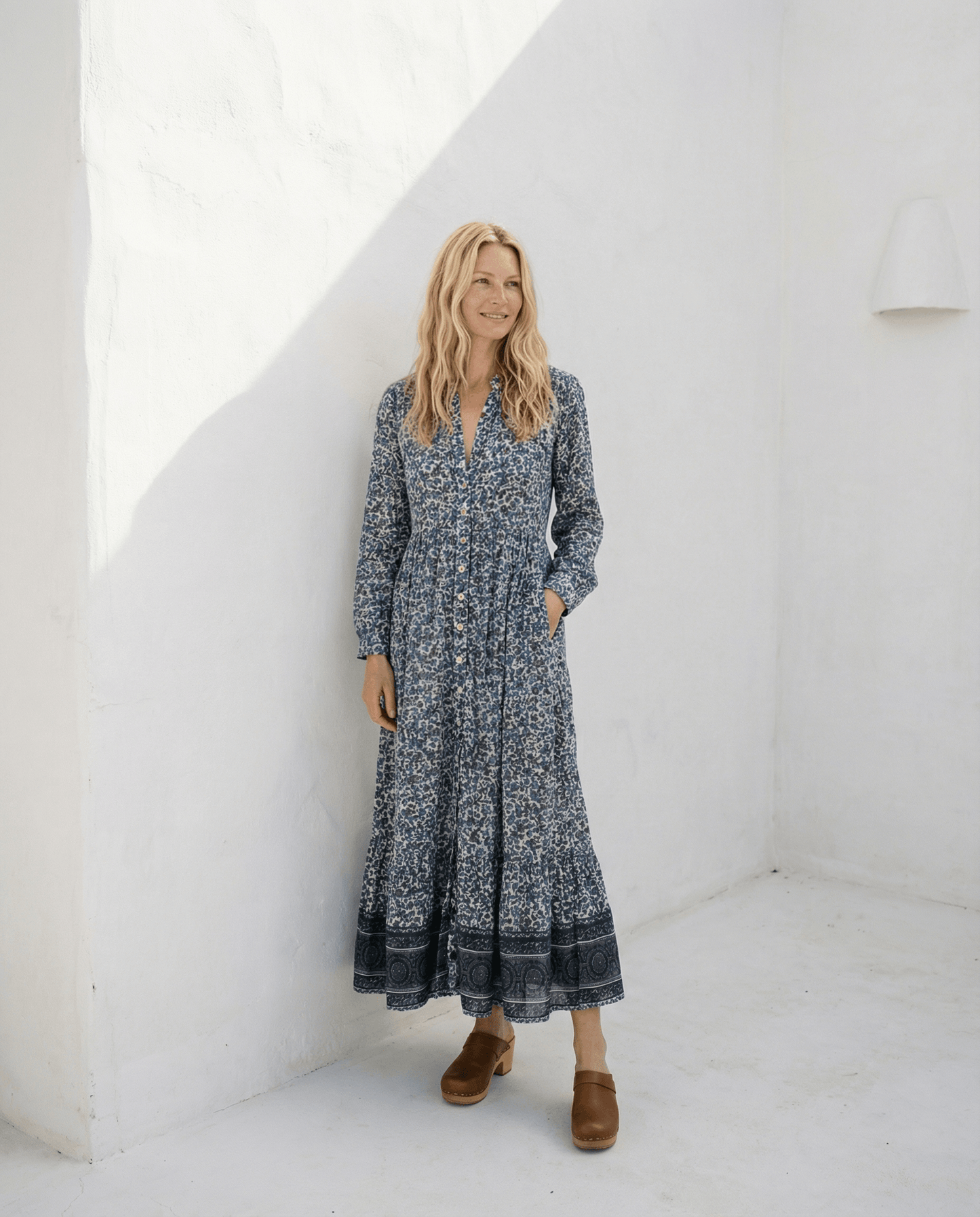 Handblock Druck Bianca Maxi Kleid, handgefertigt, Slow Fashion, stilvolles Kleid mit Taschen und Gürtel.