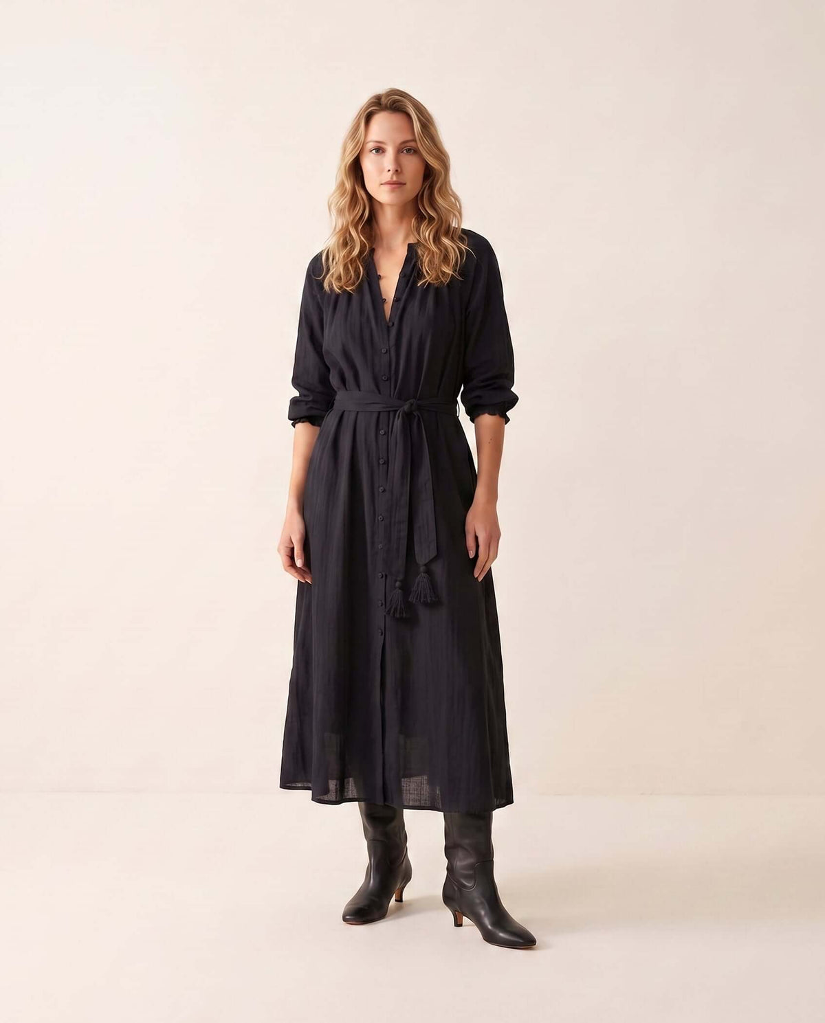 Schwarzes Baumwollkleid mit durchgehender Knopfleiste und praktischen Taschen