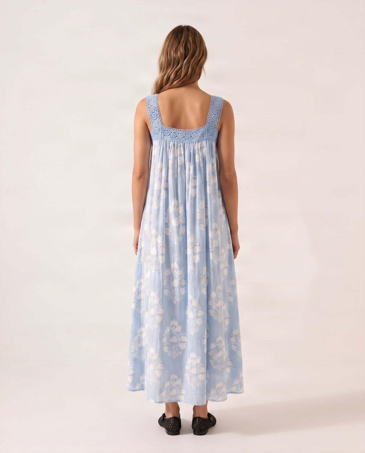 Hellblaues Blockprint-Maxikleid mit Spitzendetails