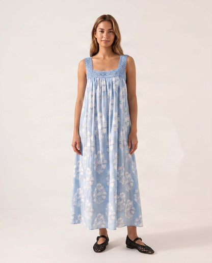 Hellblaues Blockprint-Maxikleid mit Spitzendetails