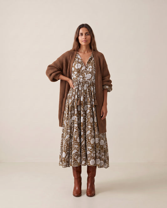 “Camilla Kleid Braun mit Handblockdruck – Fließendes, Blumiges Midi-Baumwollkleid”