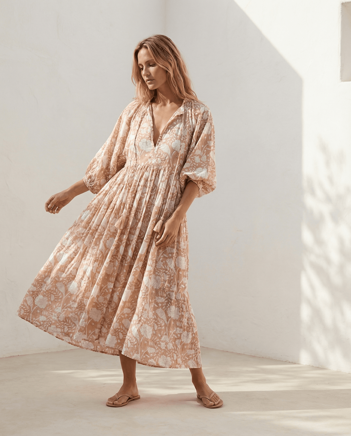 Camilla Kleid mit Handblockdruck - Aprikose, handgefertigt, leicht und elegant, perfekt für Tages- und Abendanlässe.