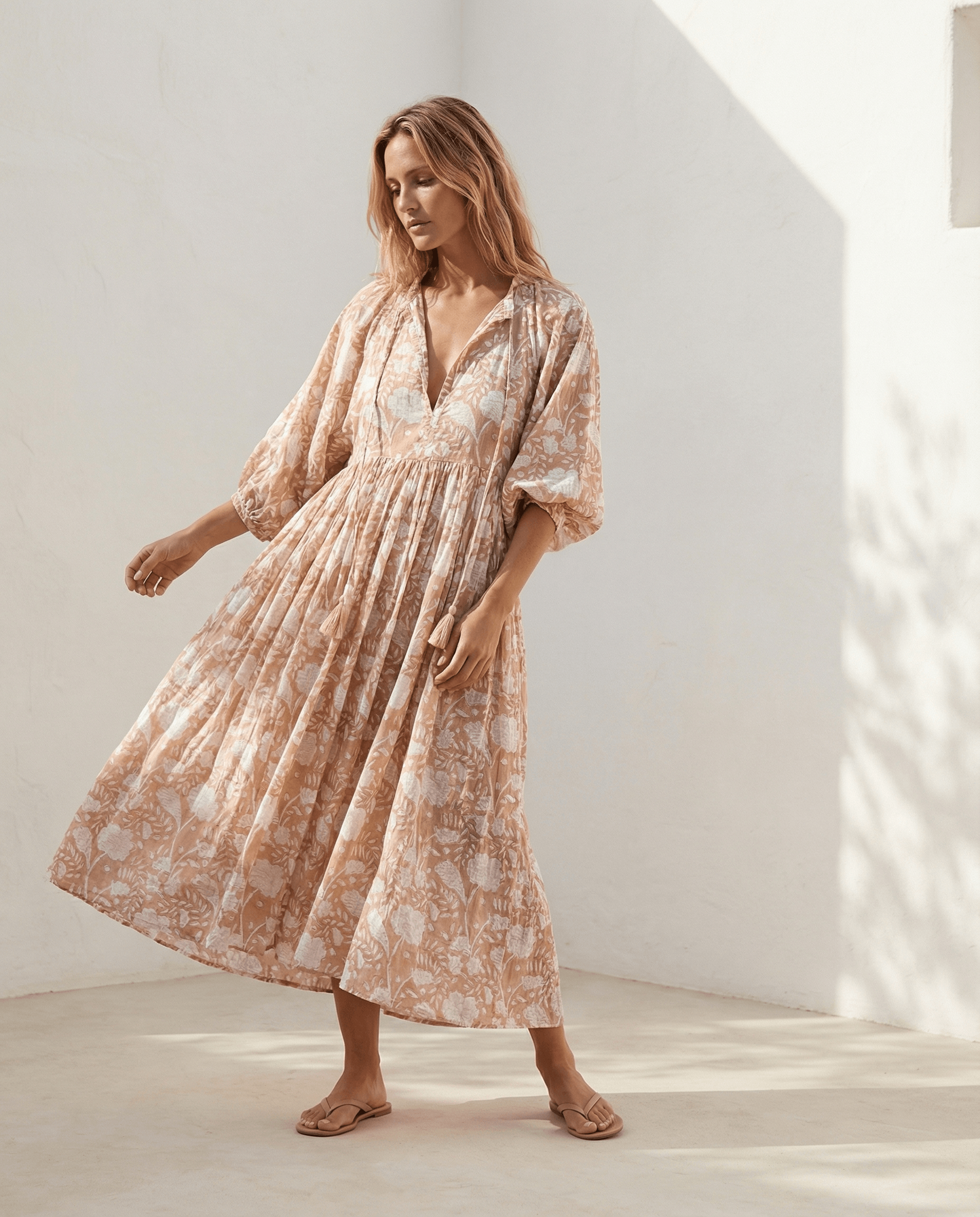 Camilla Kleid mit Handblockdruck - Aprikose, handgefertigt, leicht und elegant, perfekt für Tages- und Abendanlässe.