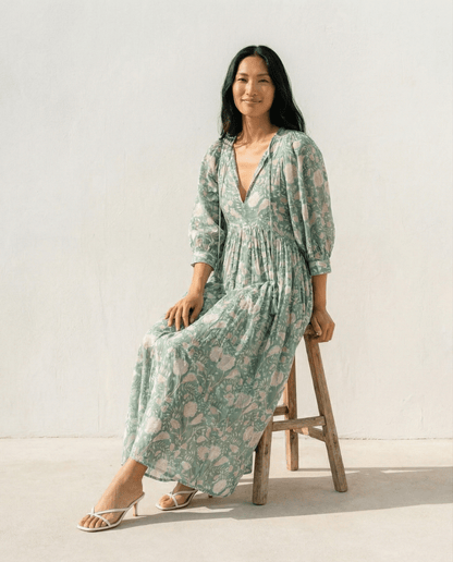 Camilla Kleid - Salbeigrün, handgefertigt im Vintage-Stil, ideal für Tages- und Abendveranstaltungen.