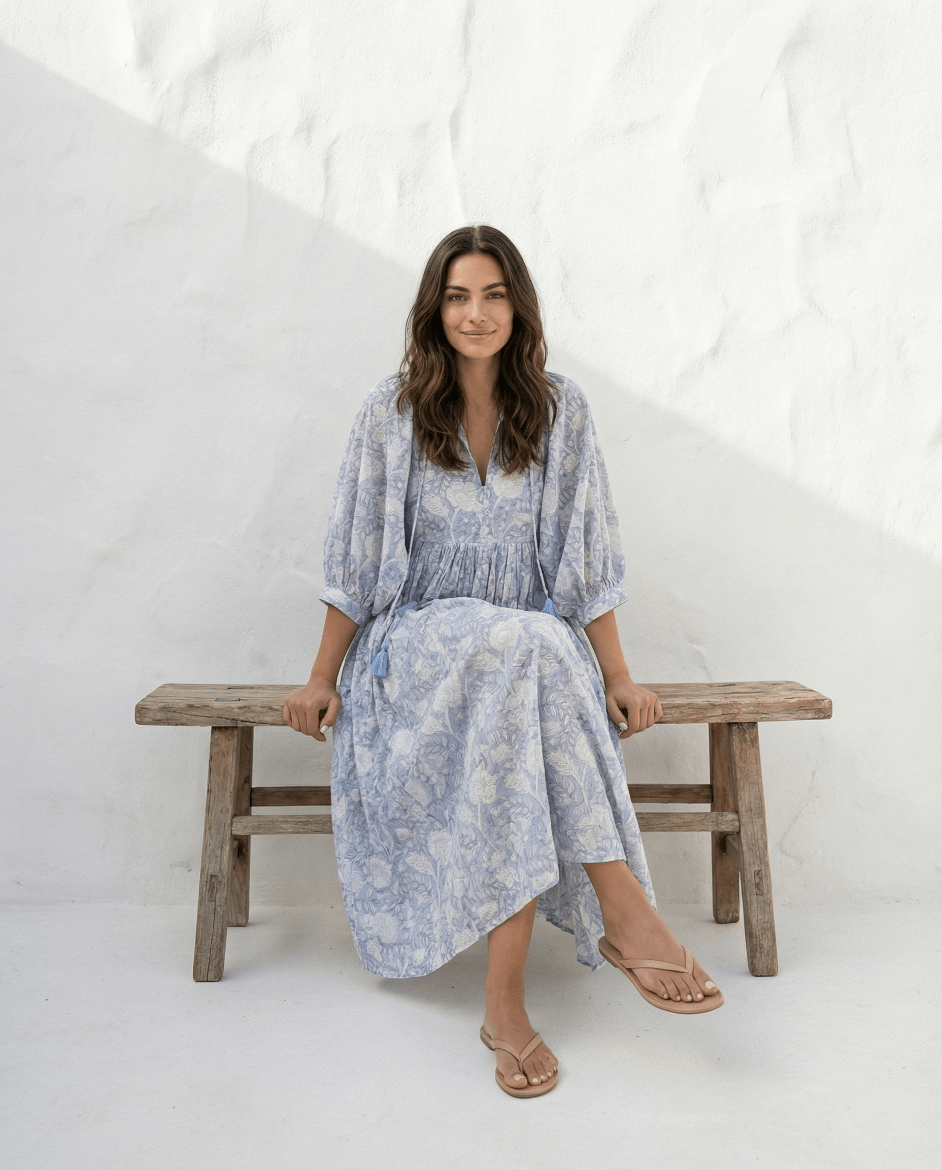 Camilla Kleid mit Handblockdruck - Ice Blue, handgefertigt in Slow Fashion Stil, mit gebauschten Ärmeln.