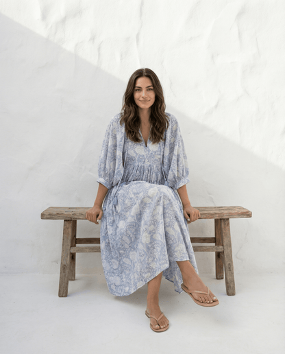 Camilla Kleid mit Handblockdruck - Ice Blue, handgefertigt in Slow Fashion Stil, mit gebauschten Ärmeln.