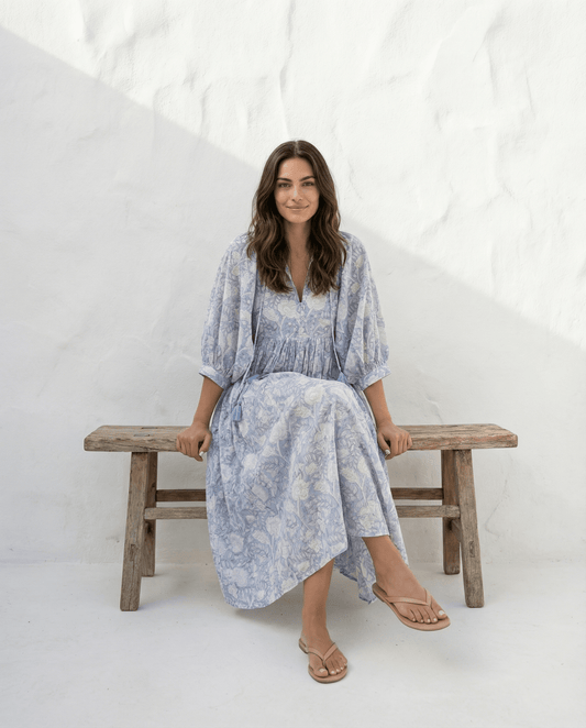 Camilla Kleid mit Handblockdruck - Ice Blue, handgefertigt in Slow Fashion Stil, mit gebauschten Ärmeln.