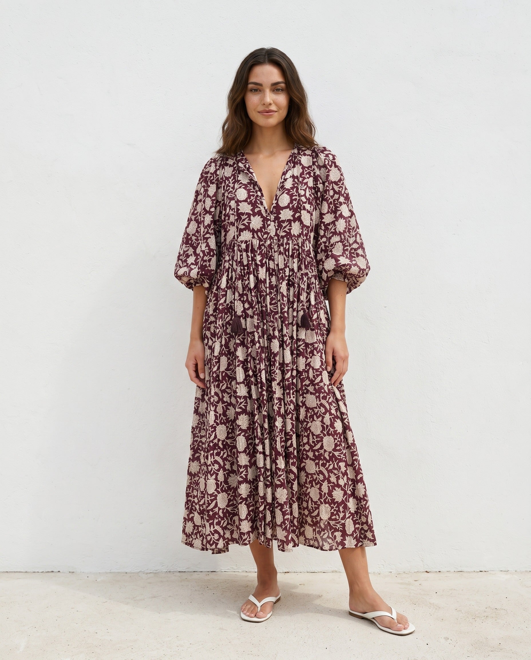 Camilla Kleid mit Handblockdruck – Burgundy, handgefertigt, Vintage-inspiriert, ideal für sonnige Tage.