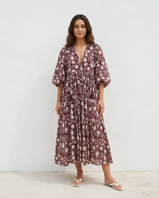 Camilla Kleid mit Handblockdruck – Burgundy, handgefertigt, Vintage-inspiriert, ideal für sonnige Tage.