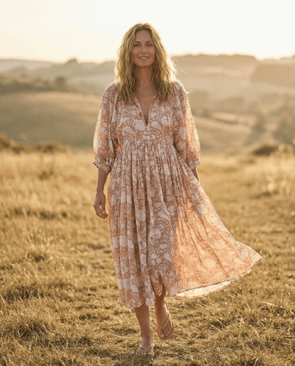 Camilla Kleid mit Handblockdruck - Aprikose: handgefertigt, Vintage-inspiriert, elegantes Design für Tag und Abend.