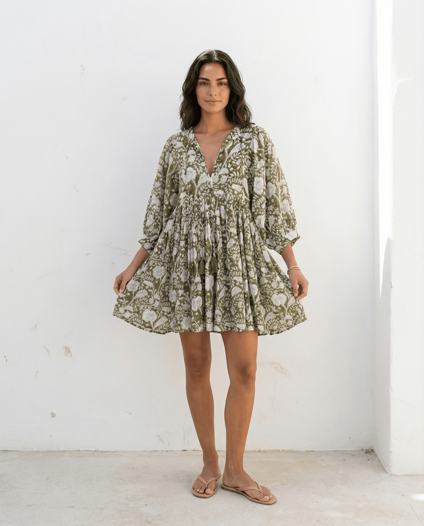 Camilla Minikleid mit Handblockdruck – Olivgrün, handgefertigtes Vintage-inspiriertes Kleid mit Blumenmuster.