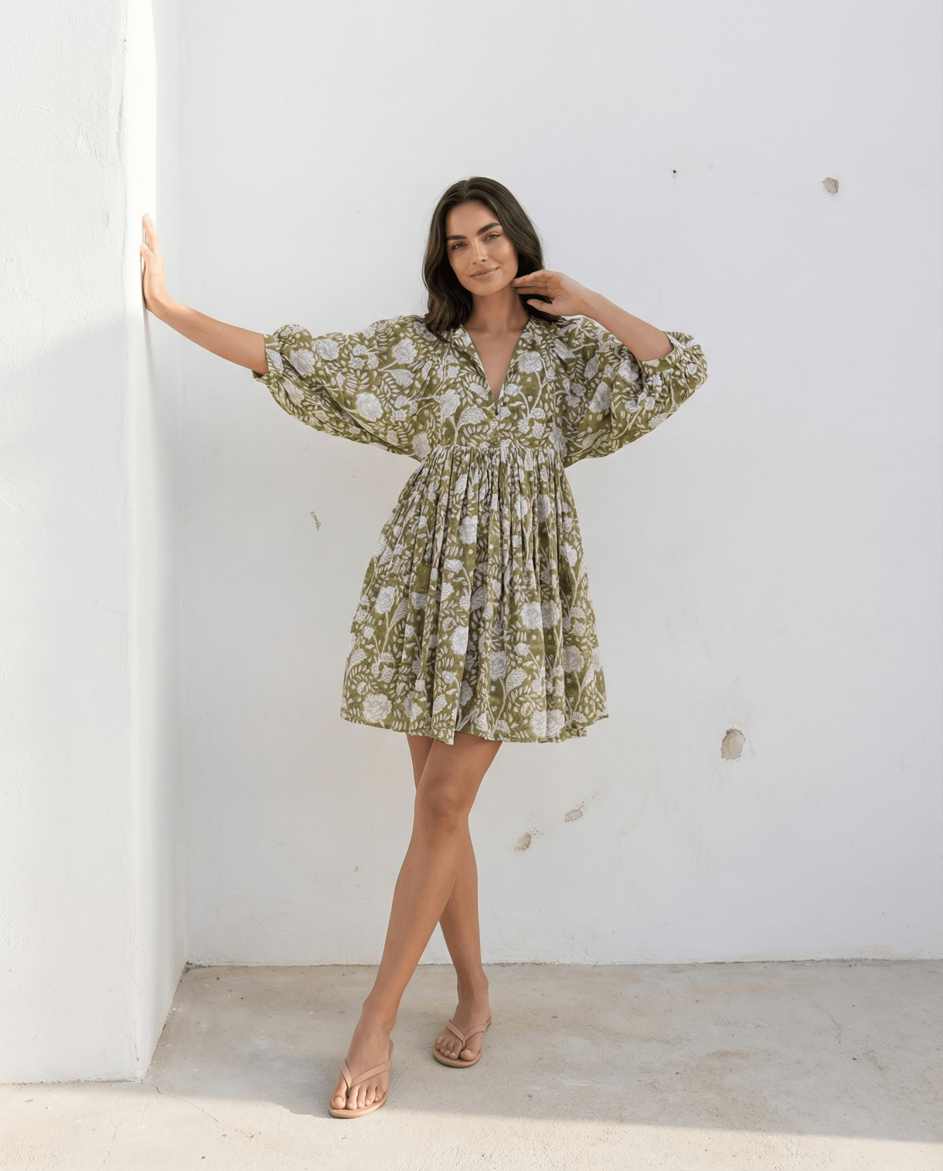 Camilla Minikleid mit Handblockdruck – Olivgrün, handgefertigt, Slow Fashion, elegantes Vintage-Kleid.