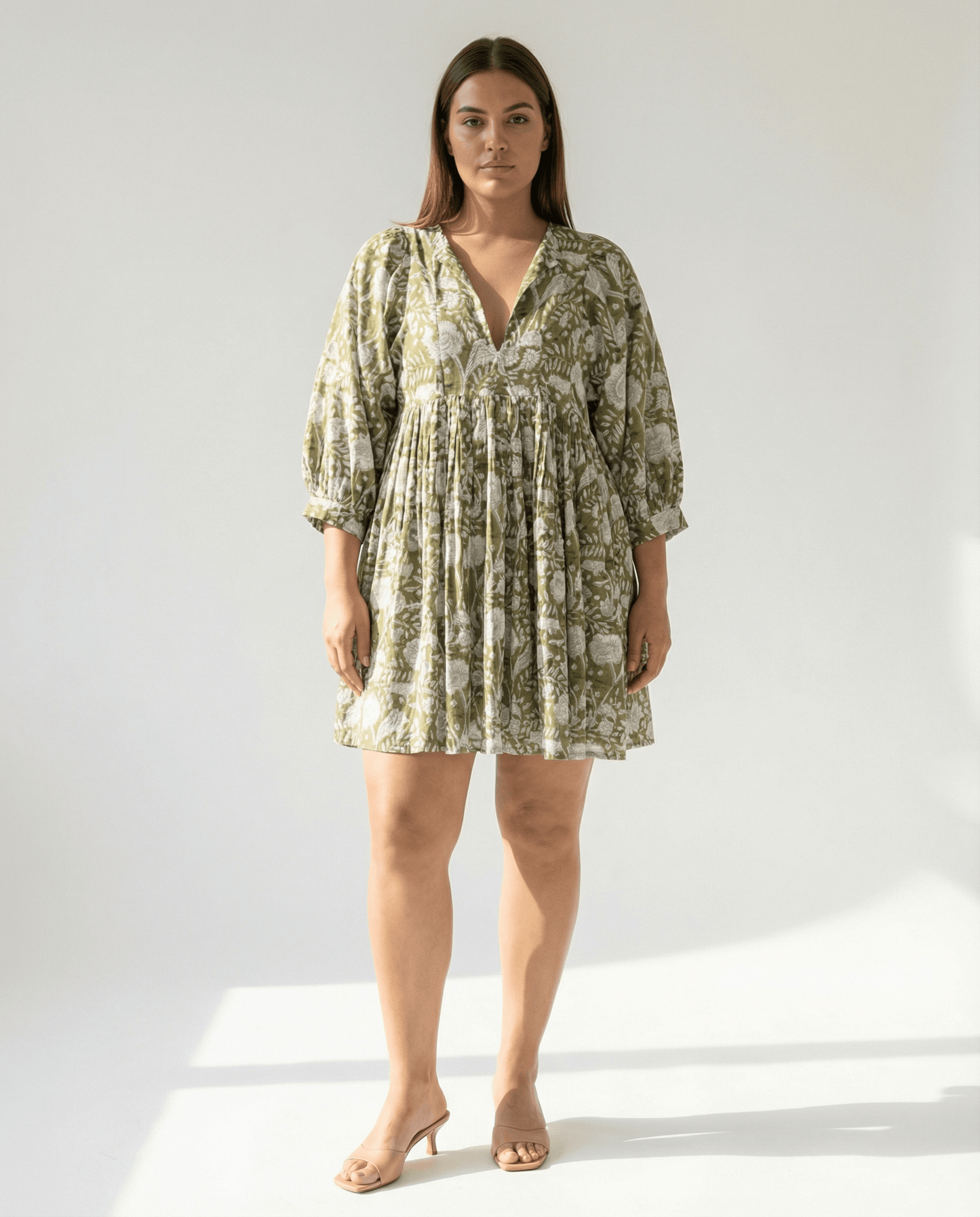 Camilla Minikleid mit Handblockdruck – Olivgrün, handgefertigt, aus leichter Baumwolle mit Vintage-Print.