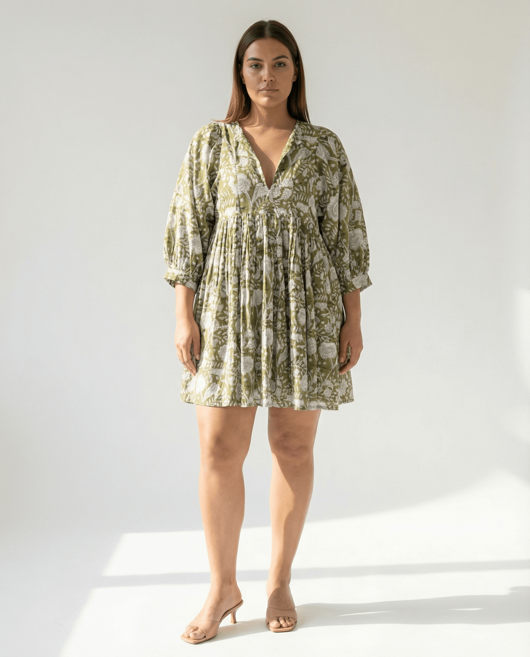 Camilla Minikleid mit Handblockdruck – Olivgrün, handgefertigt, aus leichter Baumwolle mit Vintage-Print.