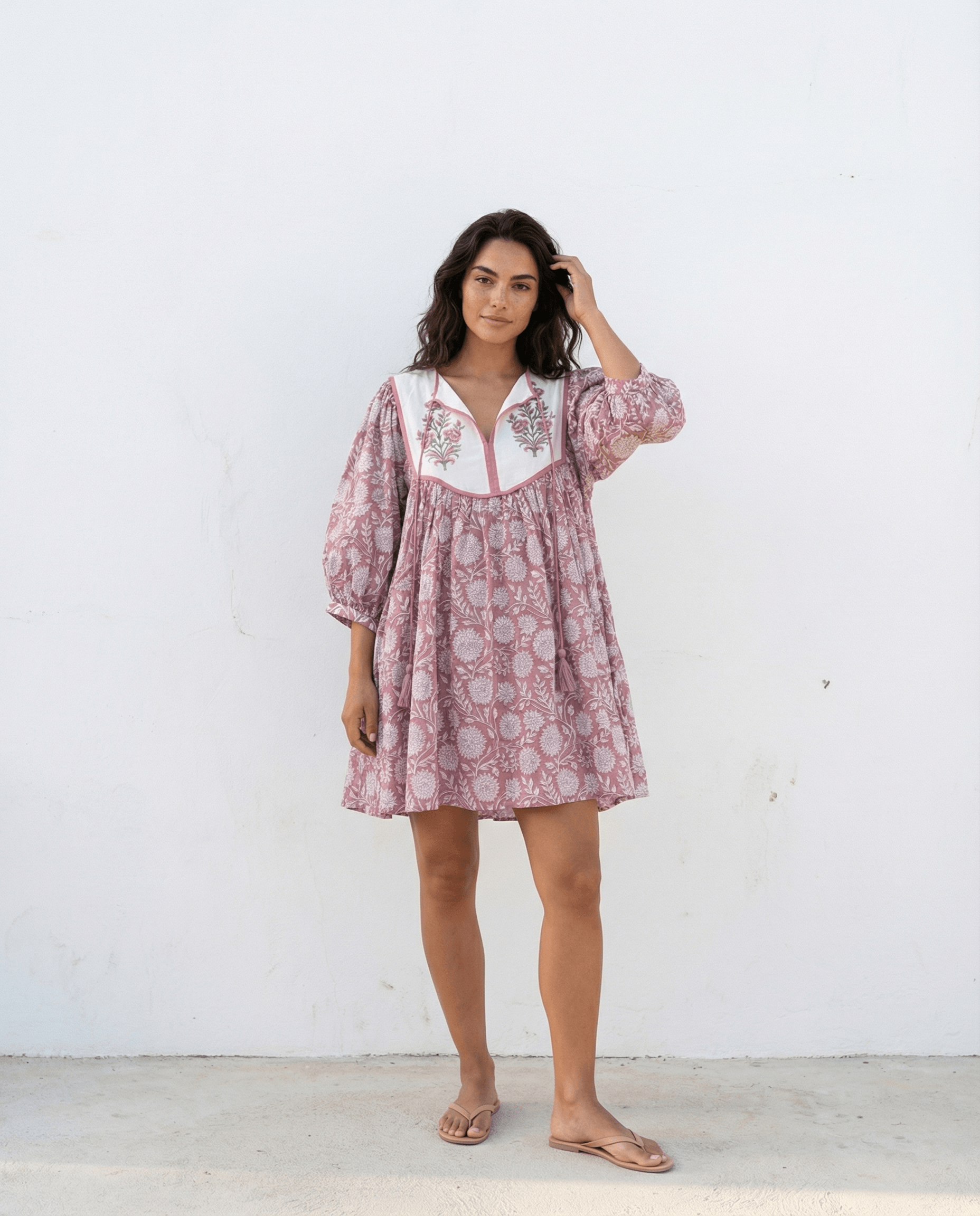 Freya Minikleid mit Handblockdruck – Mauve, handgefertigt, Slow Fashion, Vintage-inspiriertes Kleid mit bauschigen Ärmeln.