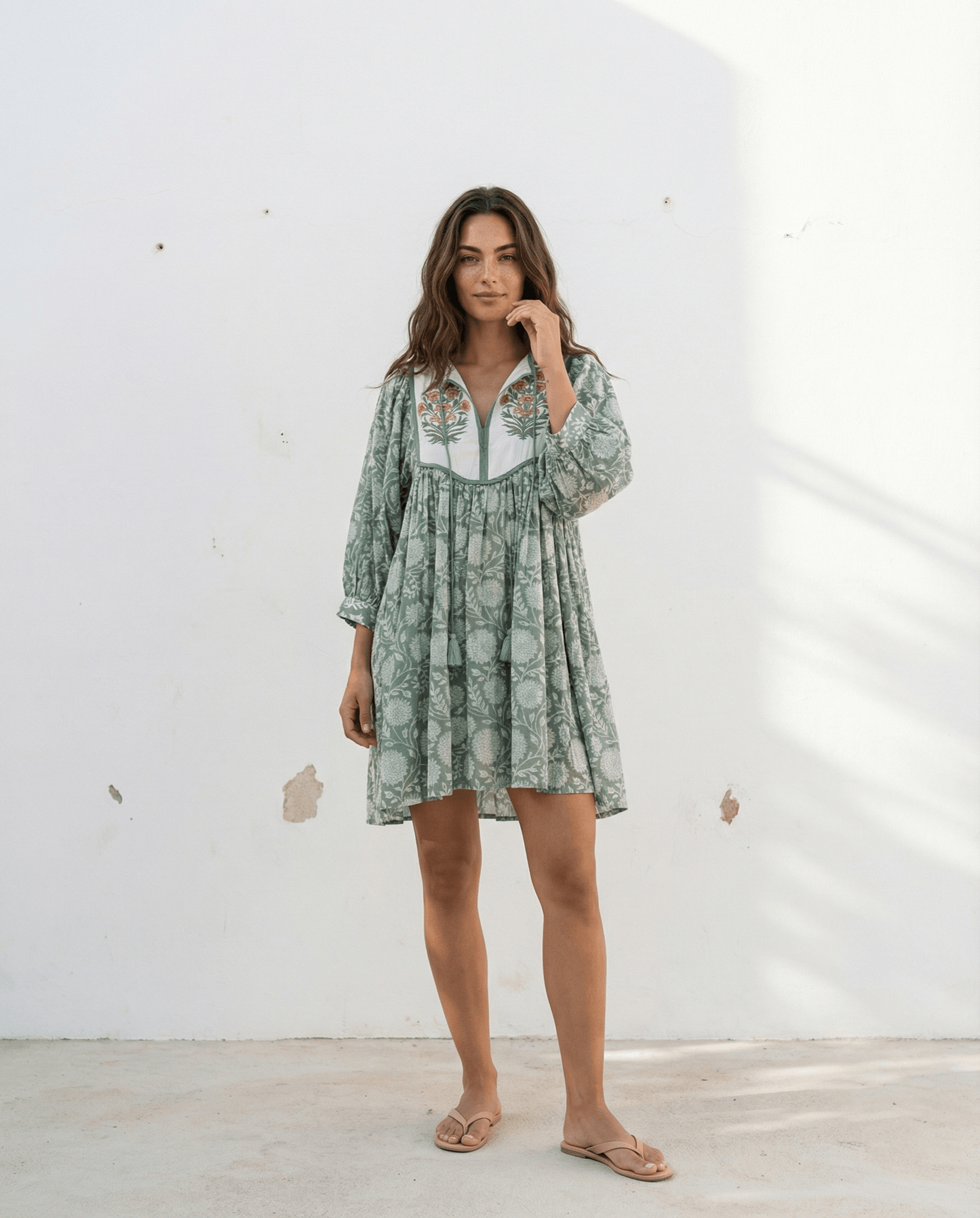 Freya Kleid – Salbei, handgefertigt, Vintage-inspirierte Kleid mit gebauschten Ärmeln und Seitentaschen.