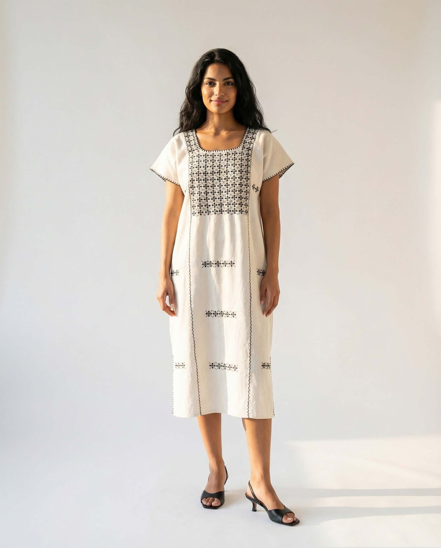 Carmela Kaftan Kleid – handbesticktes Baumwollkleid von HAZEL, weiß mit traditioneller Stickerei
