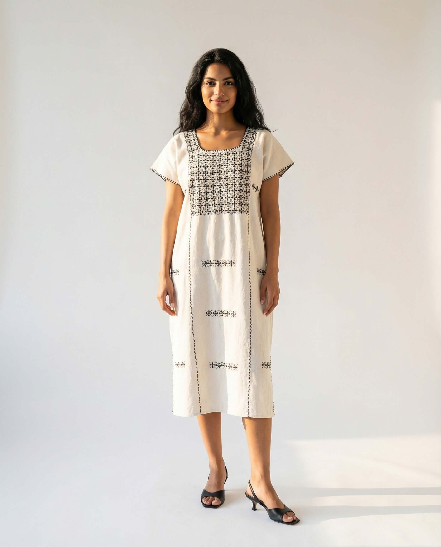 Carmela Kaftan Kleid – handbesticktes Baumwollkleid von HAZEL, weiß mit traditioneller Stickerei
