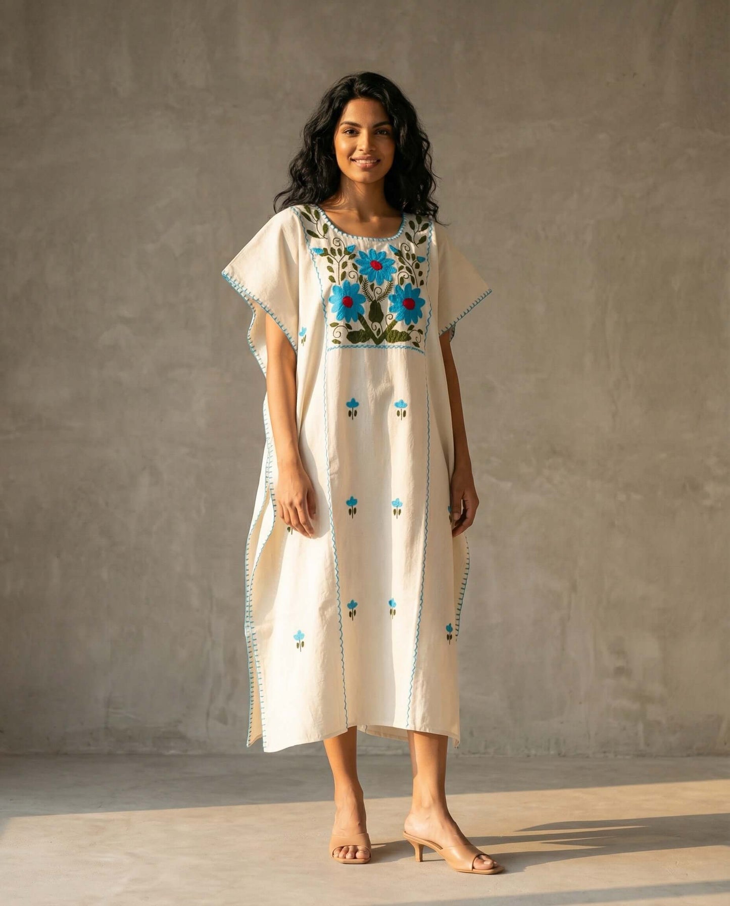 Handbesticktes Carmela Kleid – Weiß/Blau, handgefertigt aus 100 % natürlicher Baumwolle, wunderschön bestickt.