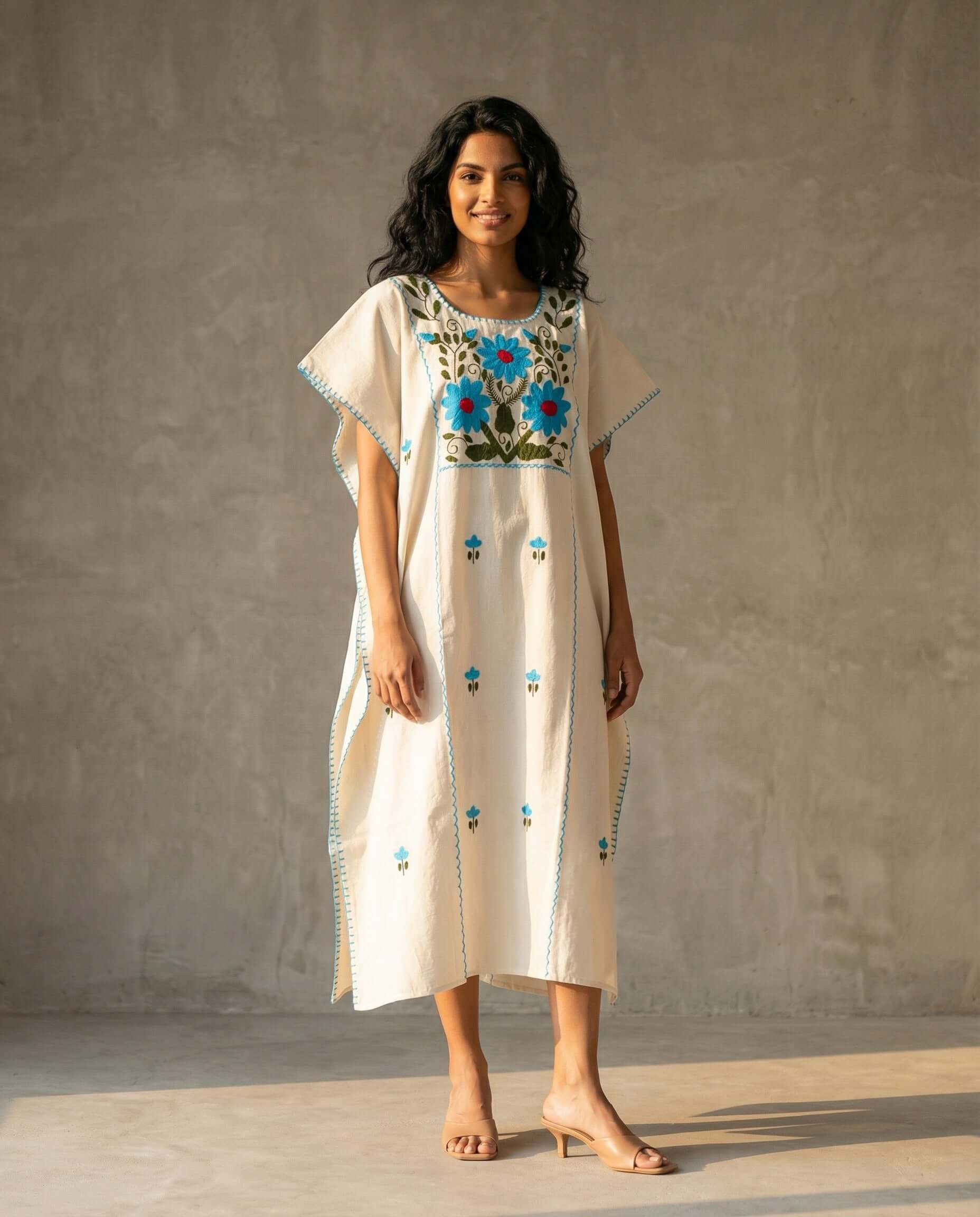 Handbesticktes Carmela Kleid – Weiß/Blau, handgefertigt aus 100 % natürlicher Baumwolle, wunderschön bestickt.