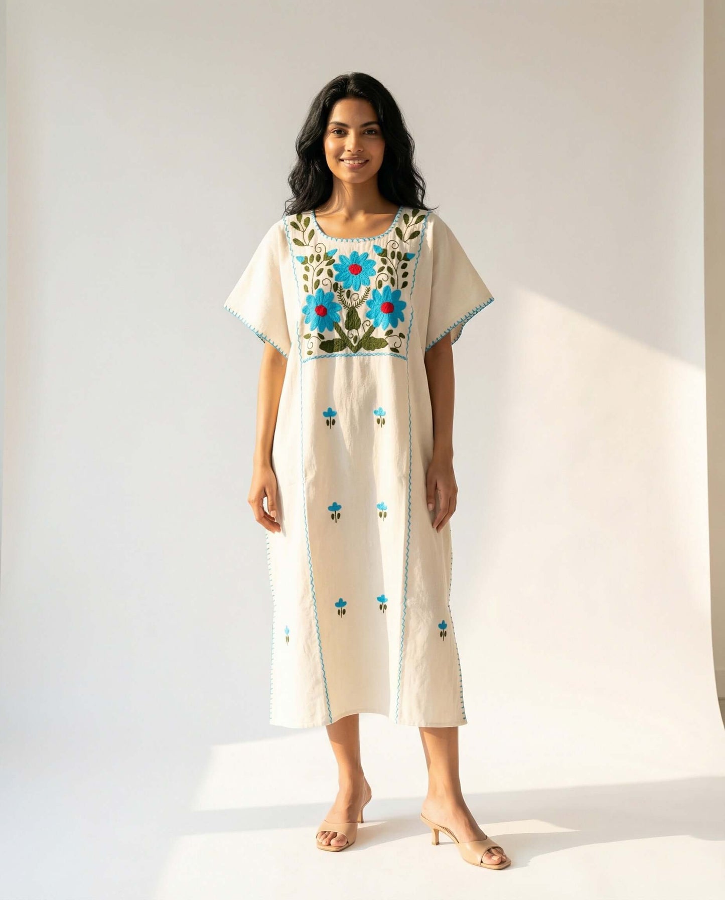 Handbesticktes Carmela Kleid – Weiß/Blau, handgefertigt mit bunten Blumen in Slow Fashion Stil.