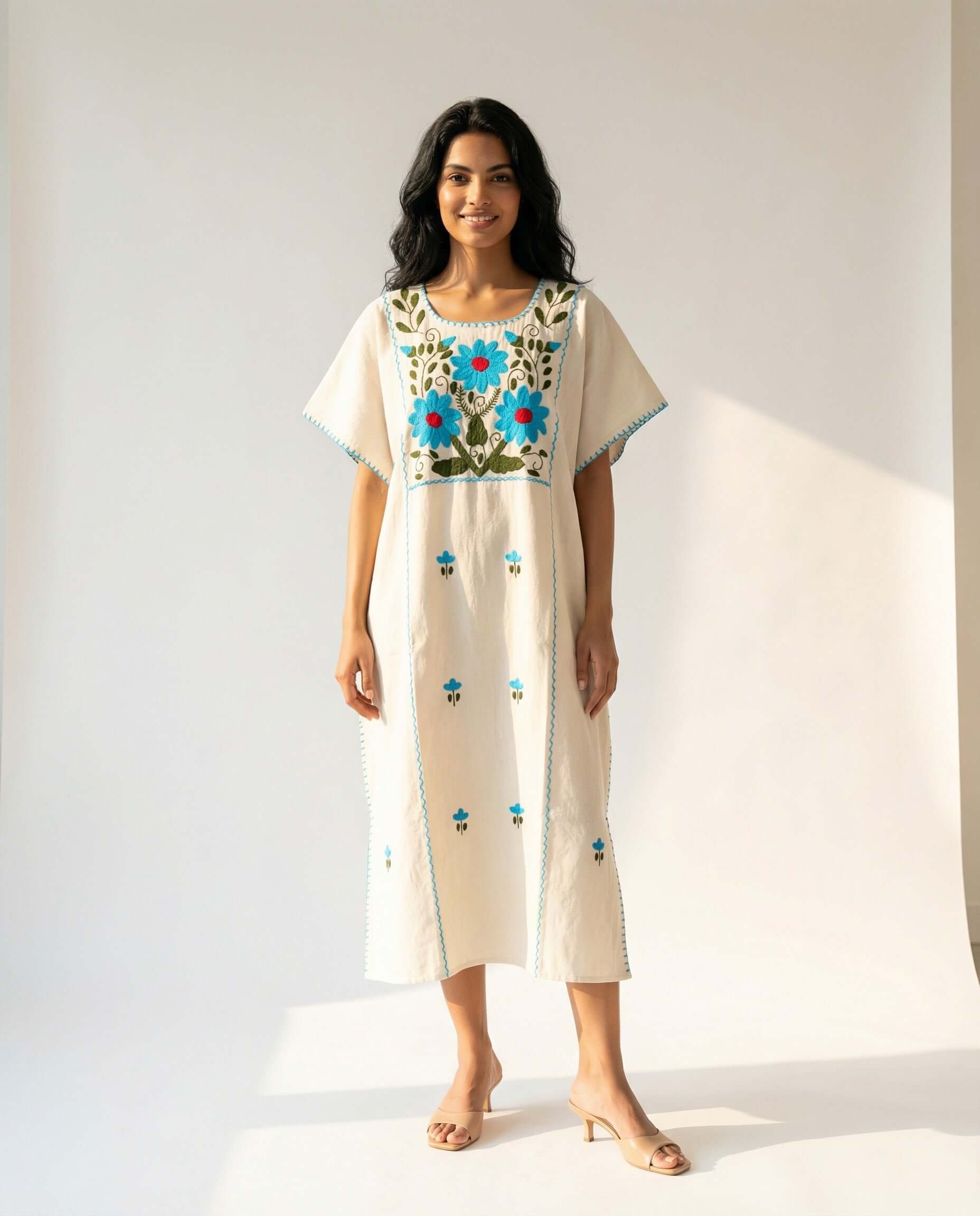 Handbesticktes Carmela Kleid – Weiß/Blau, handgefertigt mit bunten Blumen in Slow Fashion Stil.