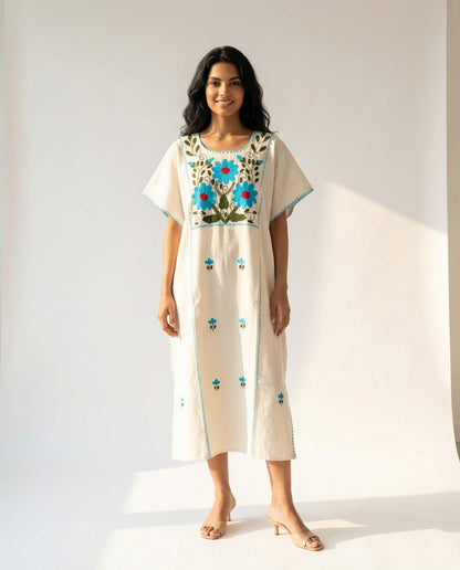 Handbesticktes Carmela Kleid – Weiß/Blau, handgefertigt mit bunten Blumen in Slow Fashion Stil.