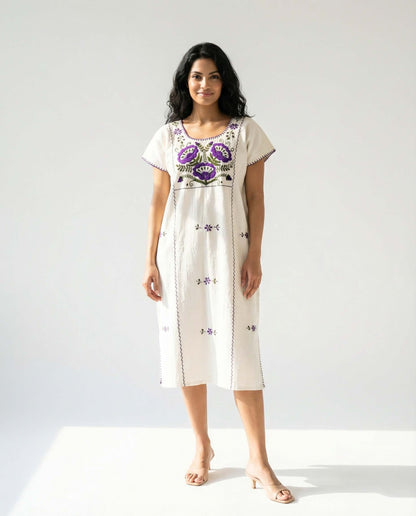 Handbesticktes Baumwollkleid – Weiß/Violett