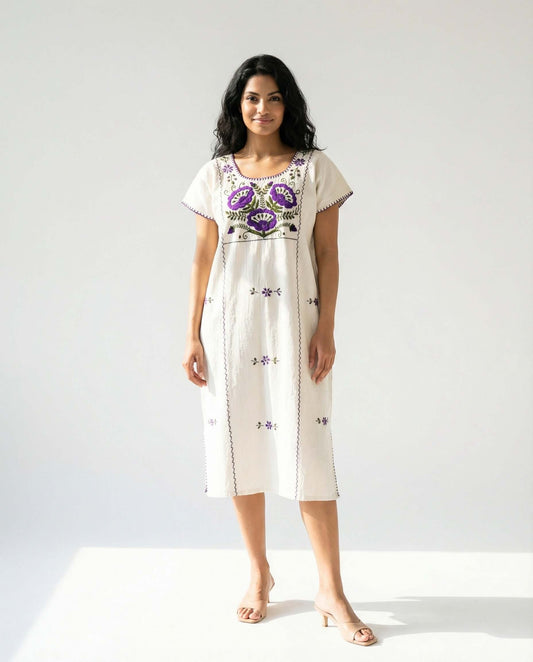 Handbesticktes Baumwollkleid – Weiß/Violett