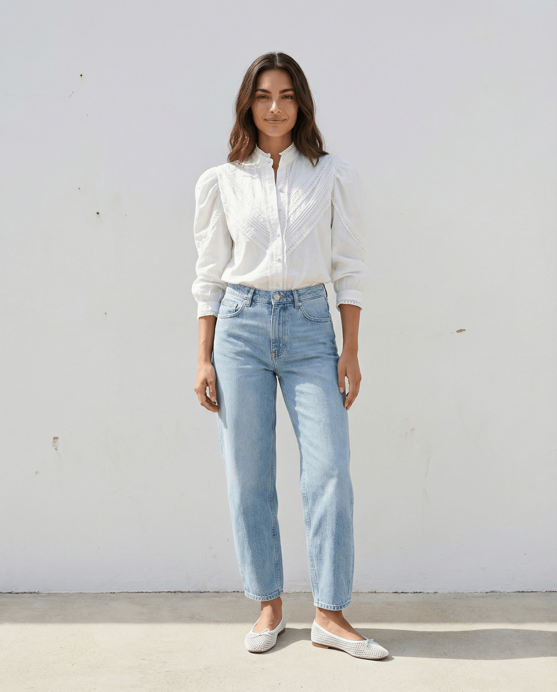 Chloe Baumwollbluse, Handgefertigt, Slow Fashion, romantische Bluse mit Spitzendetails und eleganten Dreiviertelärmeln.
