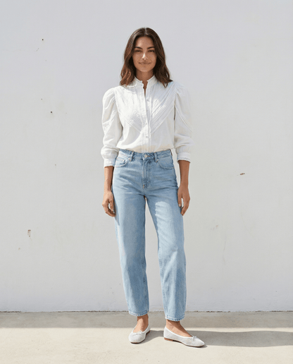 Chloe Baumwollbluse, Handgefertigt, Slow Fashion, romantische Bluse mit Spitzendetails und eleganten Dreiviertelärmeln.