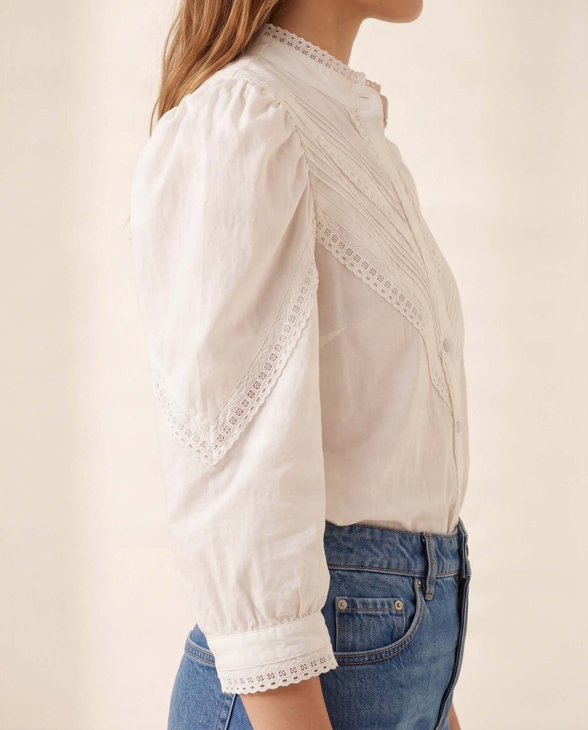 Romantische ecrufarbene Bluse mit Puffärmeln und Spitzendetails