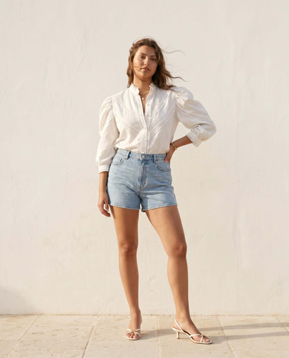Chloe Baumwollbluse kombiniert mit Jeansshorts, handgefertigt, im Stil von Slow Fashion und romantischem Vintage-Design.
