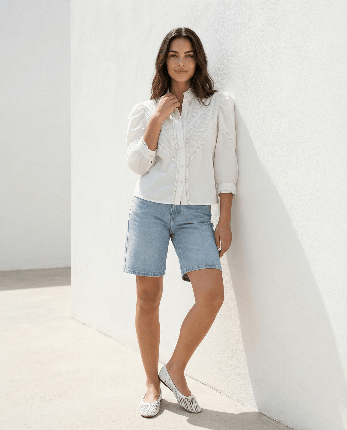 Chloe Baumwollbluse in Weiß, handgefertigt, Slow Fashion, elegante Bluse mit femininen Details.