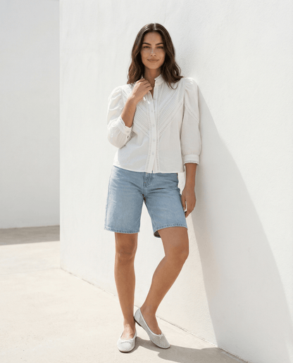 Chloe Baumwollbluse in Weiß, handgefertigt, Slow Fashion, elegante Bluse mit femininen Details.