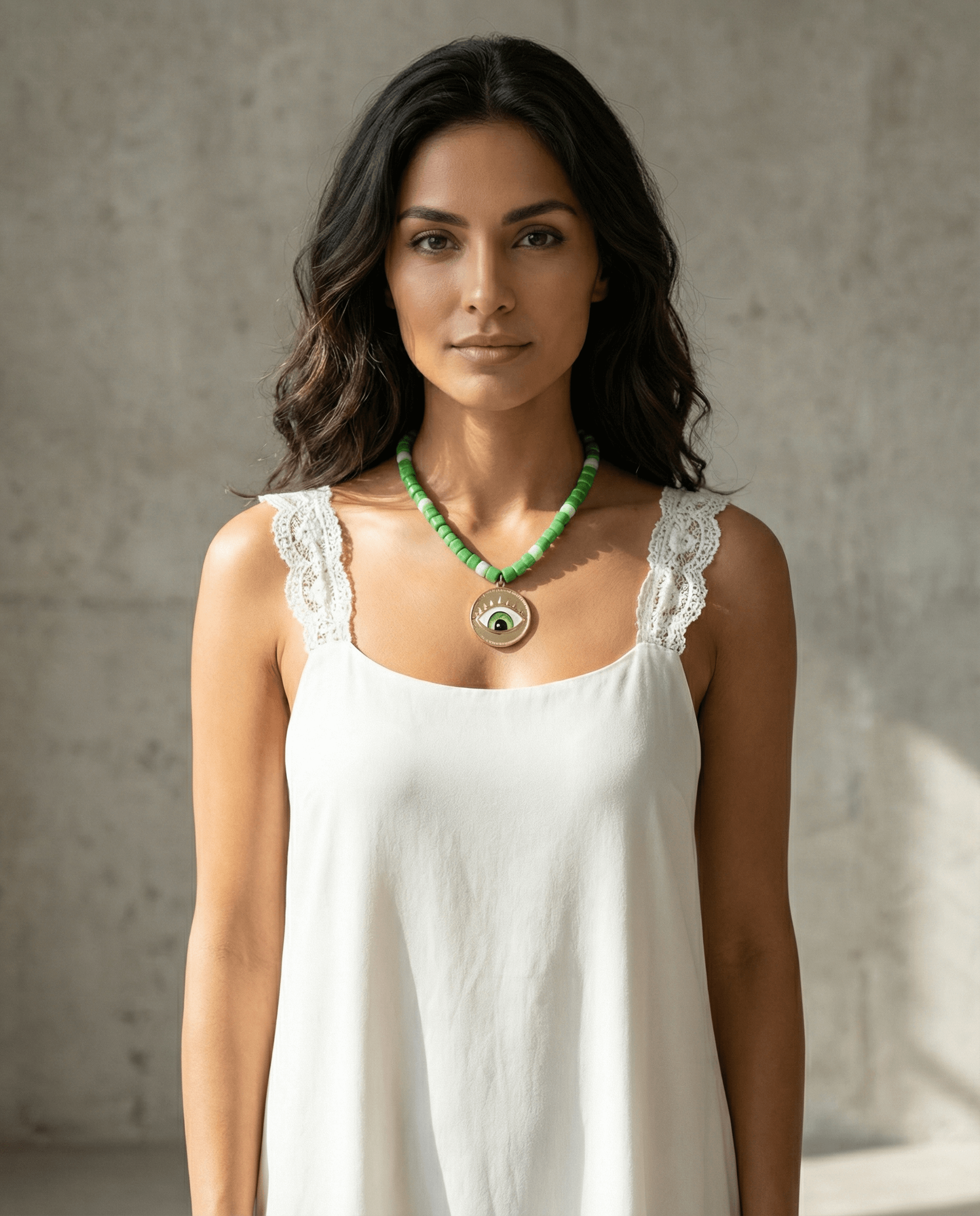 Elegante Frau mit Evil Eye Perlenhalskette, die stilvollen Charme und Individualität ausstrahlt.