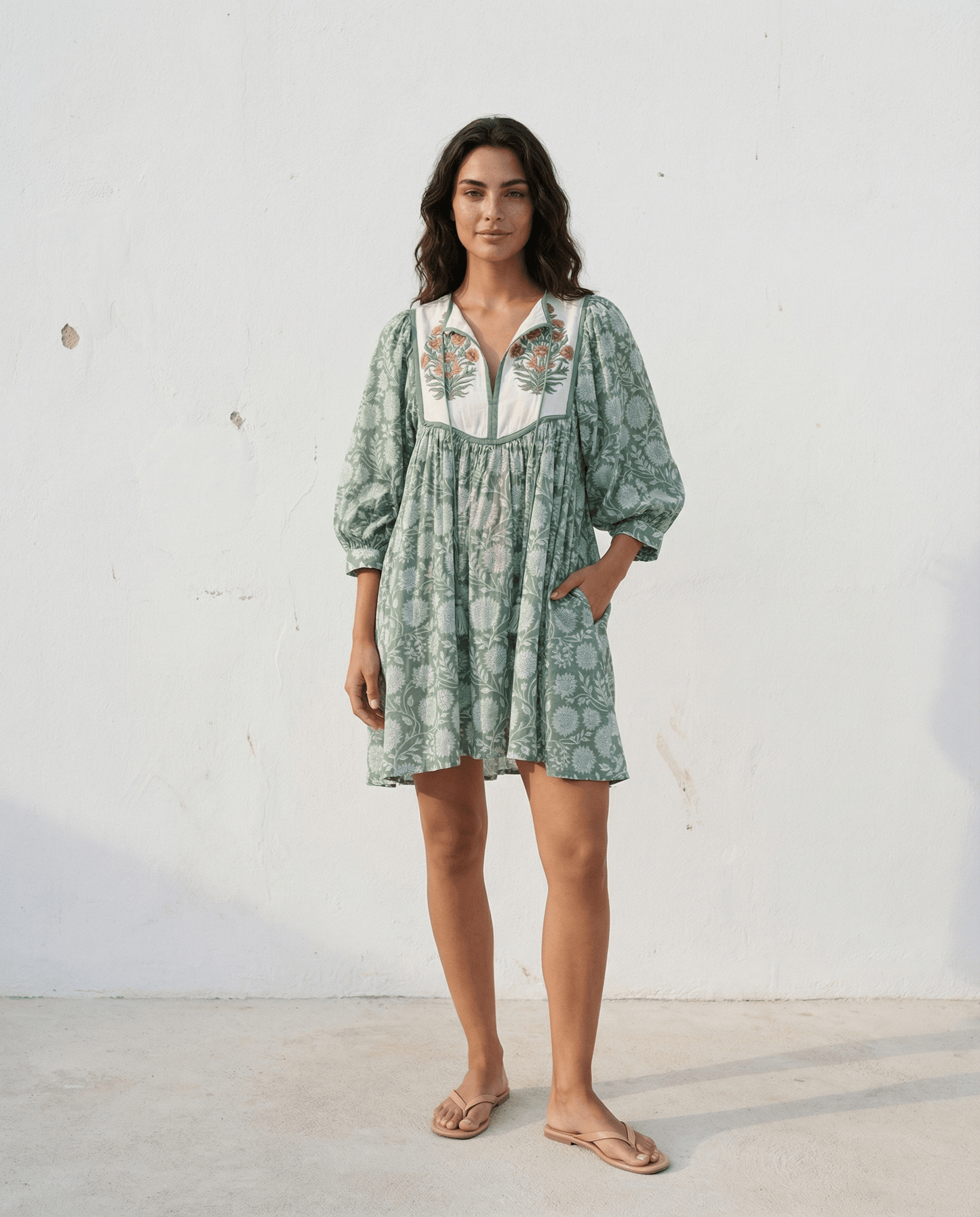 Freya Kleid – Salbei, handgefertigtes Vintage-inspiriertes Kleid mit gebauschten Ärmeln, ideal für Slow Fashion.