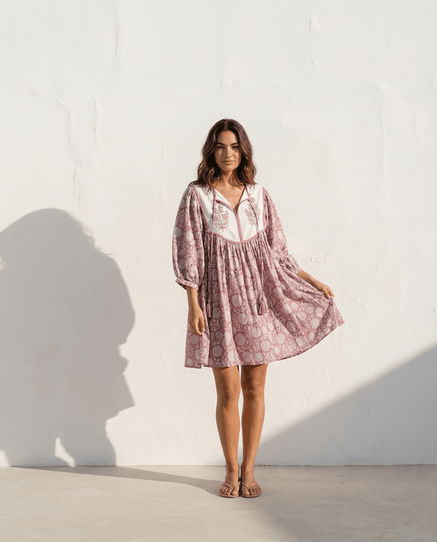 Freya Minikleid mit Handblockdruck – Mauve, handgefertigt, Slow Fashion, modisches Vintage-Kleid mit bauschigen Ärmeln.