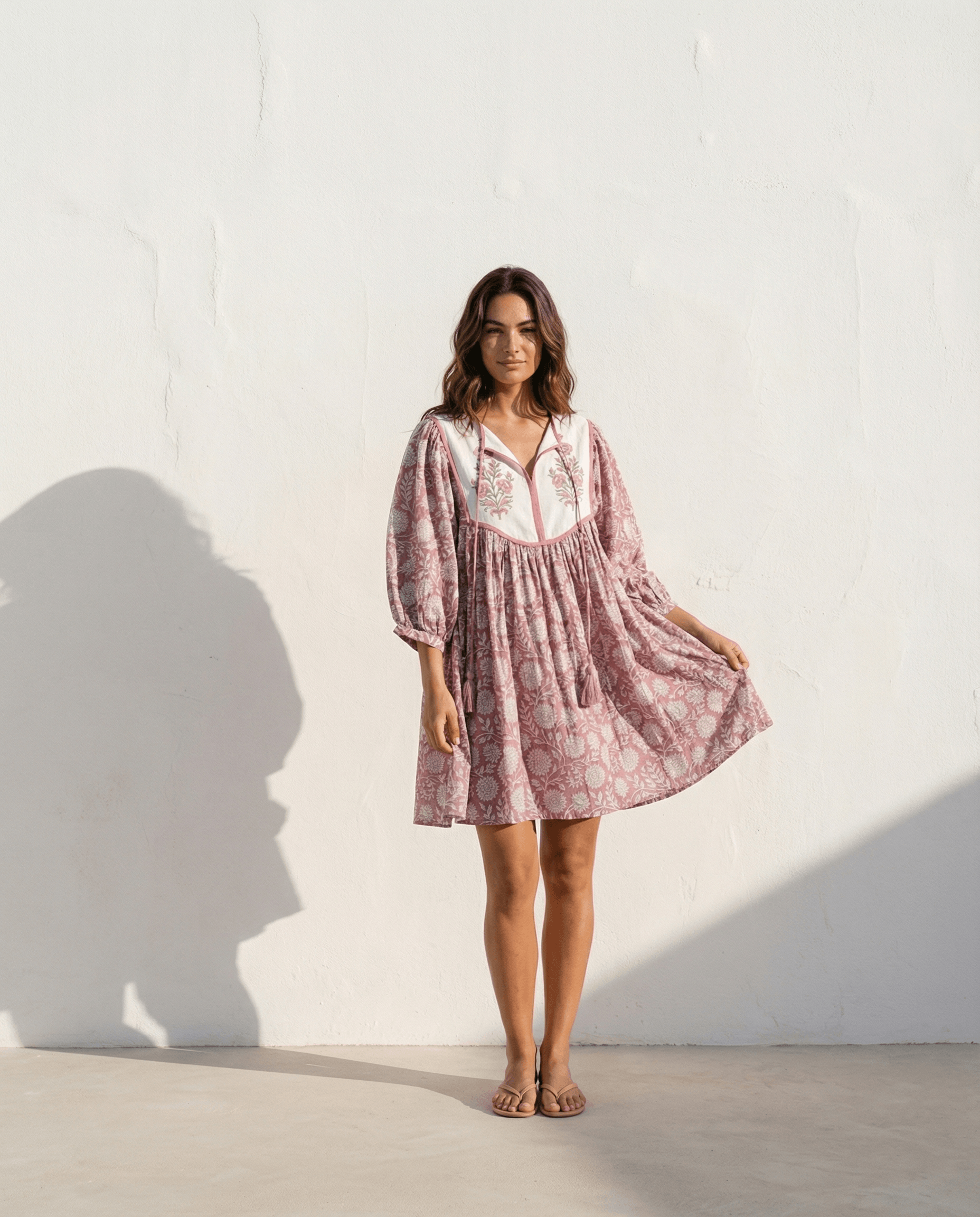 Freya Minikleid mit Handblockdruck – Mauve, handgefertigt, Slow Fashion, modisches Vintage-Kleid mit bauschigen Ärmeln.