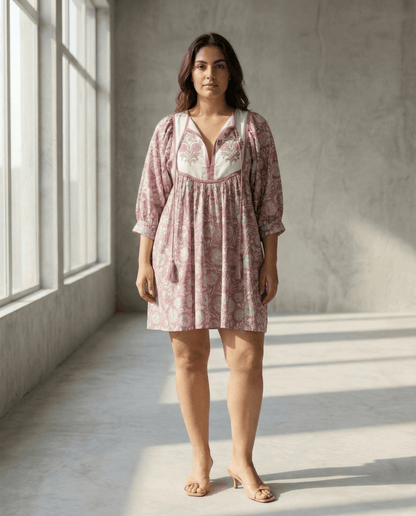 Freya Minikleid mit Handblockdruck – Mauve, handgefertigt, Slow Fashion, vintage-inspiriert mit bauschigen Ärmeln.