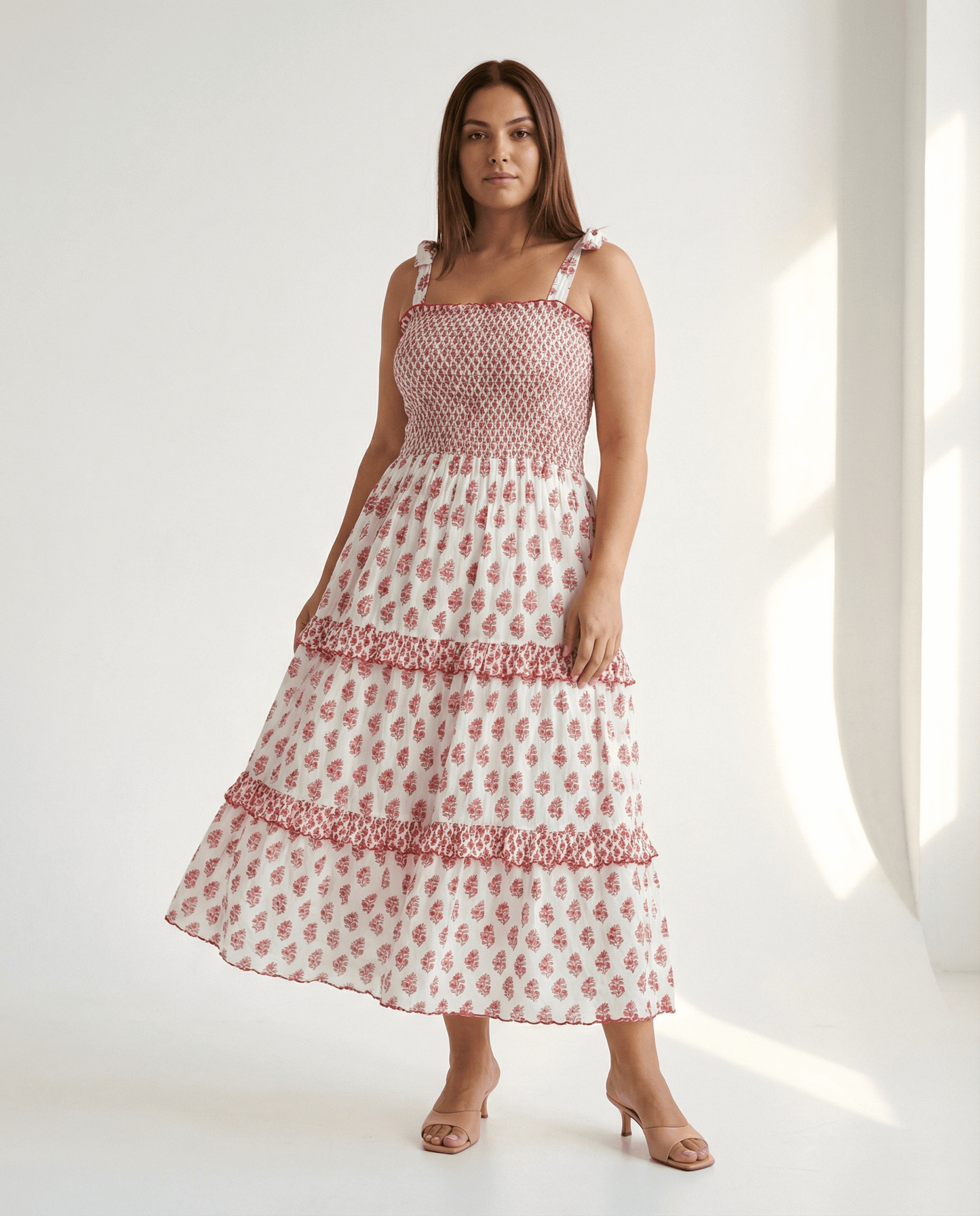 Frida Weißes Kleid mit rotem Blumenmuster, atmungsaktives Baumwollkleid mit Rüschen und gesmoktem Oberteil.