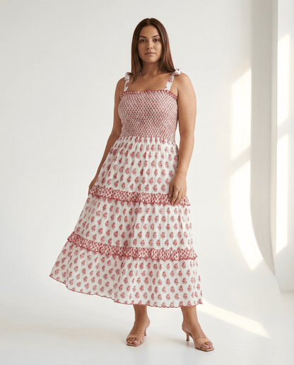 Frida Weißes Kleid mit rotem Blumenmuster, atmungsaktives Baumwollkleid mit Rüschen und gesmoktem Oberteil.
