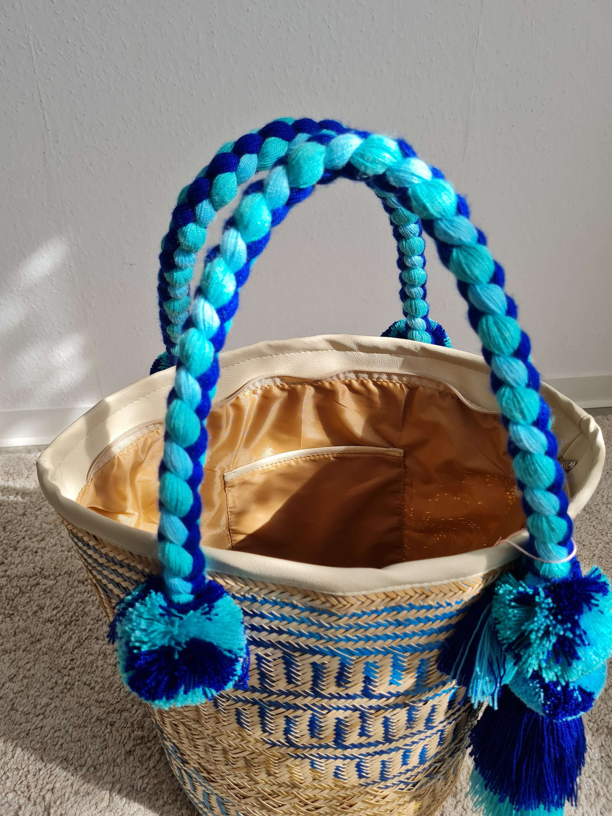 Detailansicht der Handgefertigte Korbtasche groß - Blau mit großen Quasten und geflochtenem Griff.